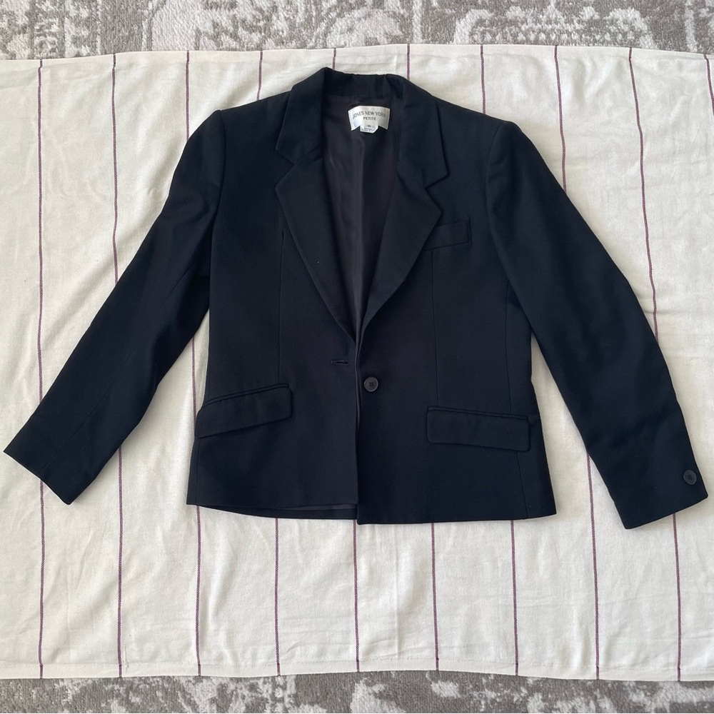 Vintage jones new york 100% wool petite sz 6 single button black Blazer has flaw